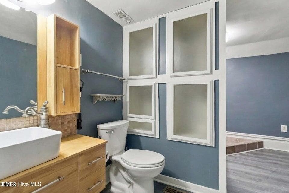 Object Removal Masterbathroom - 204 Gray Street NE, Wilson, NC 27893