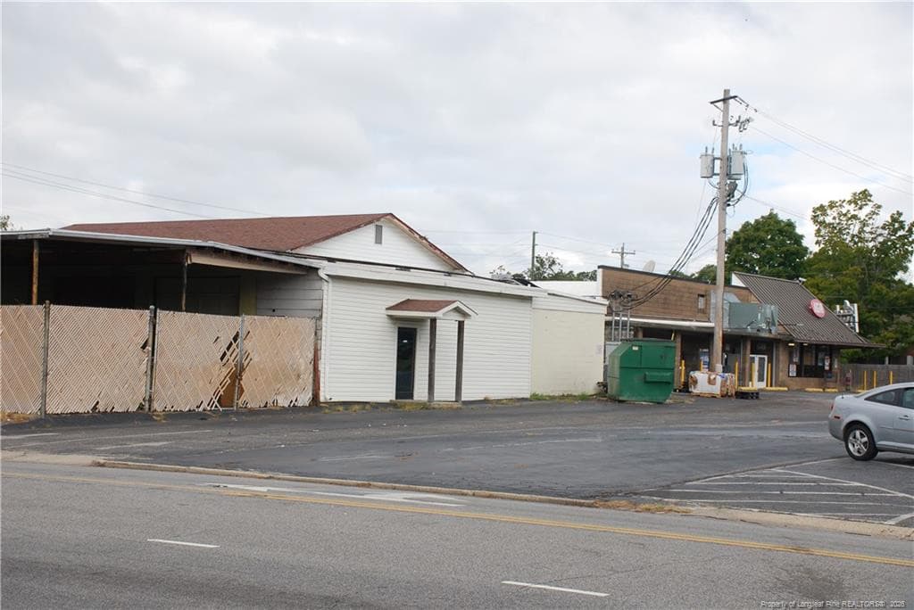 Storage area - 1002 E 5th Street, Lumberton, NC 28358