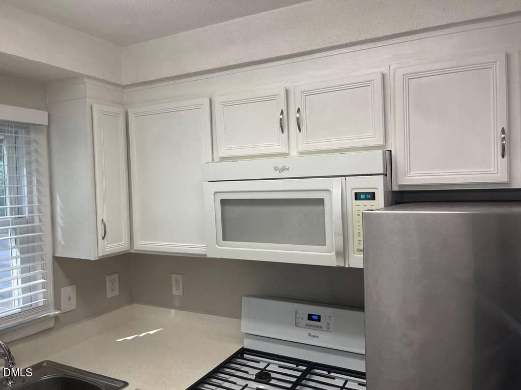 Kitchen - Cabinets - 4703 Blue Bird Court F, Raleigh, NC 27606, Raleigh