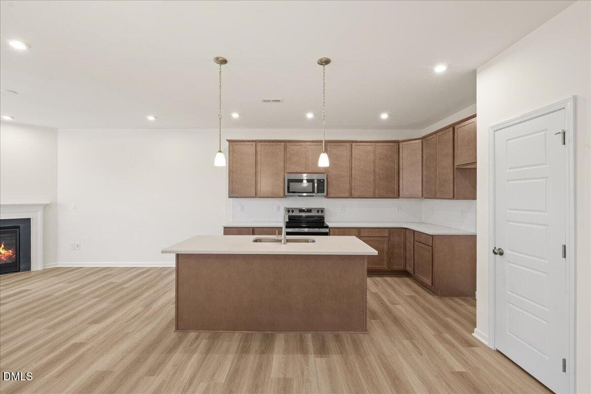 08-HHHunt Homes-Whitfield-Lot 19 Kitchen - 318 Short Ridge Way, Rolesville, NC 27571