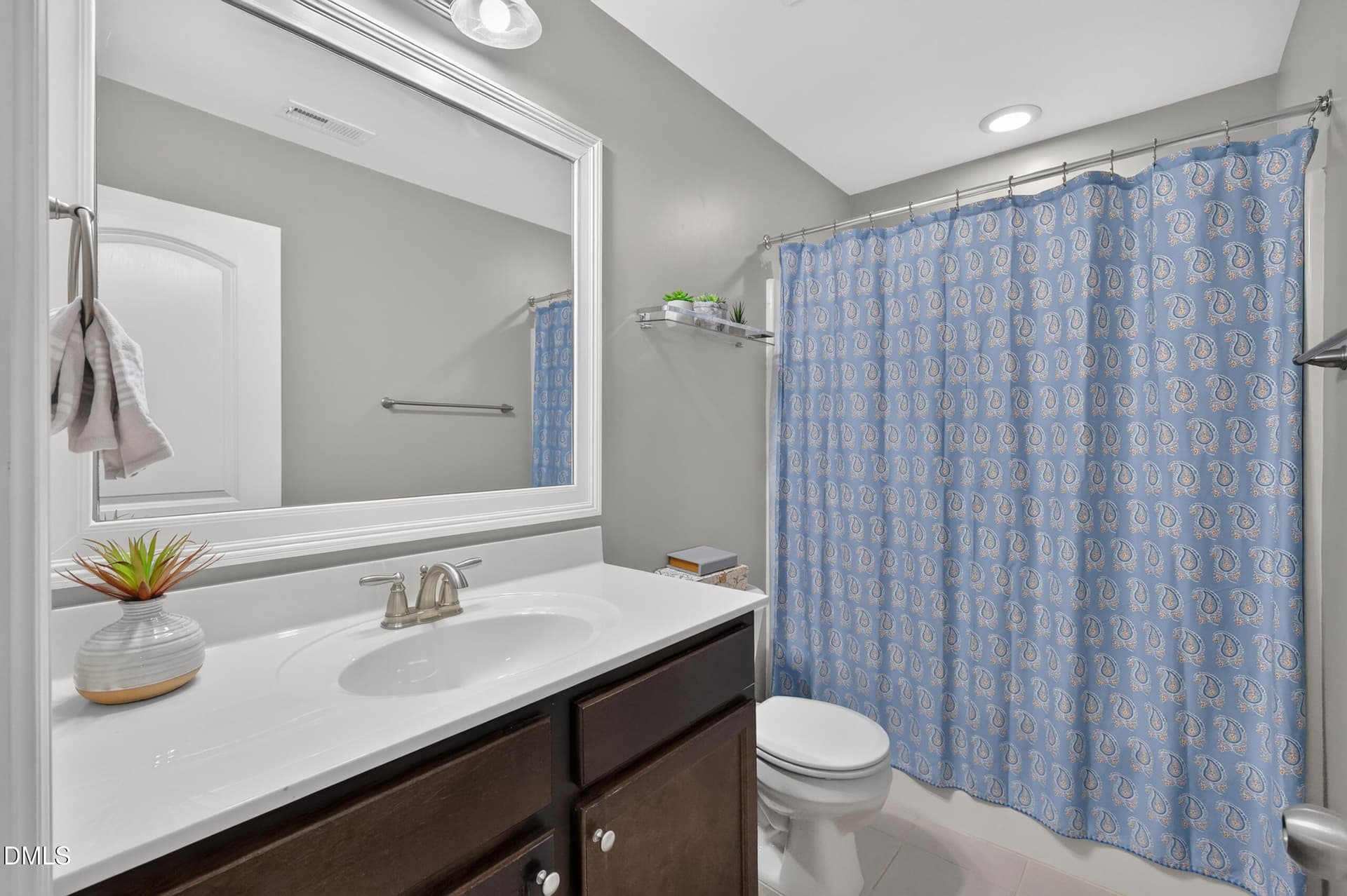 Hall Bath with Tub/Shower - 504 Oak Forest View Lane, Wake Forest, NC 27587