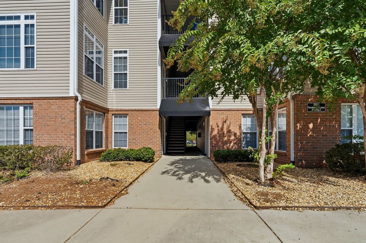 5-web-or-mls-RHugginsPhoto_08250.jpg - 2501 Huntscroft Lane 300, Raleigh, NC 27617