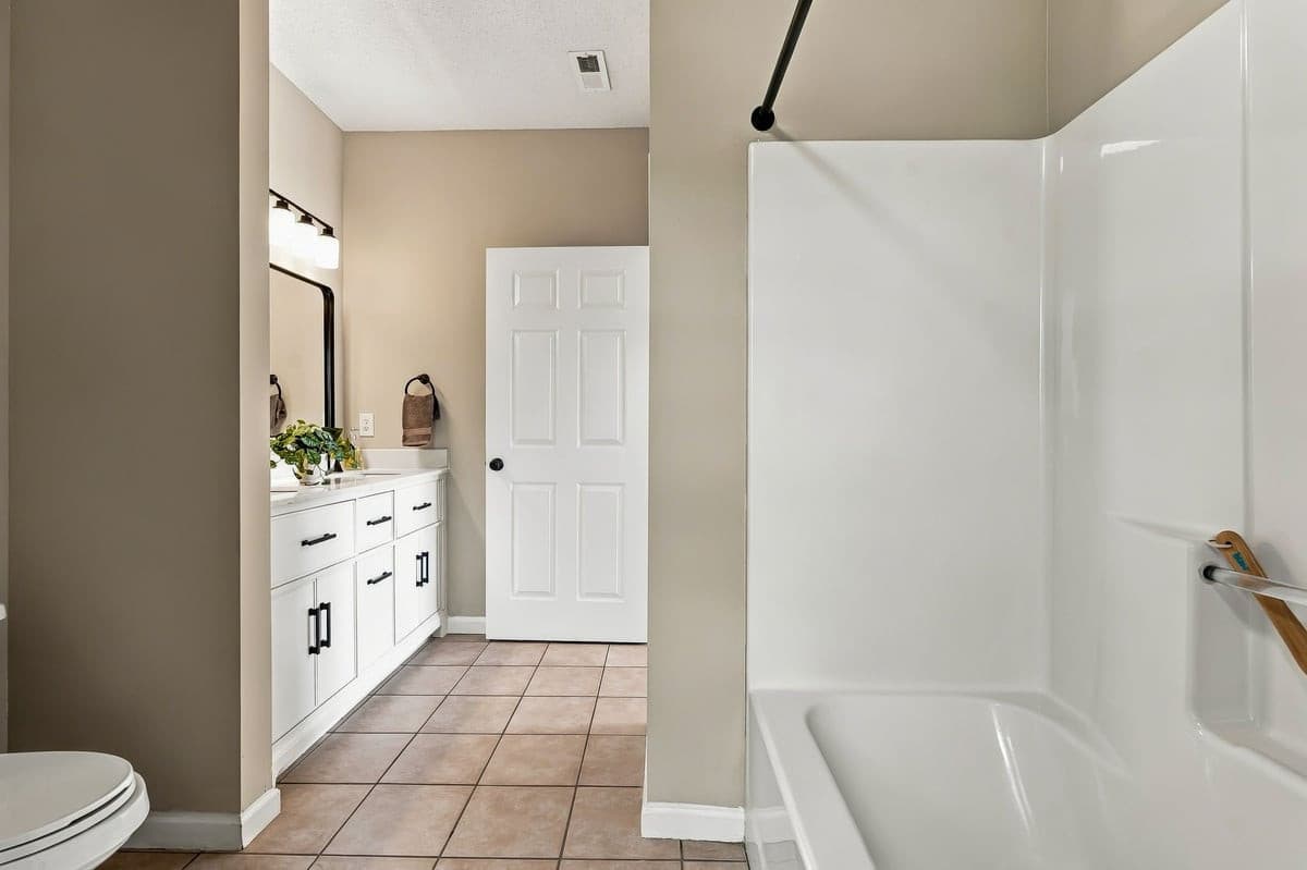 35-web-or-mls-RHugginsPhoto_08505.jpg - 2501 Huntscroft Lane 300, Raleigh, NC 27617