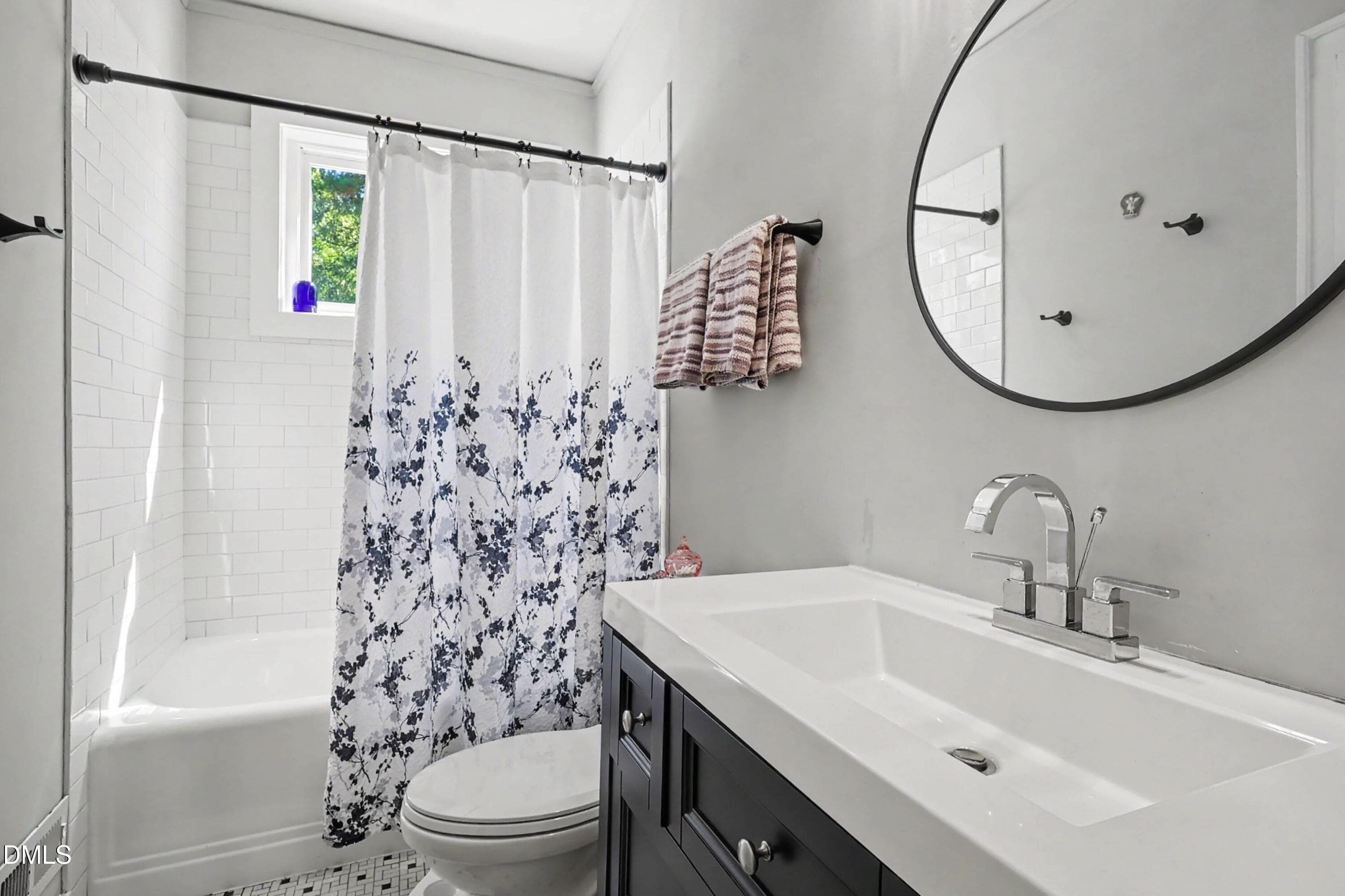 Full hall bath - 305 S Walnut Street, Spring Hope, NC 27882, Spring Hope