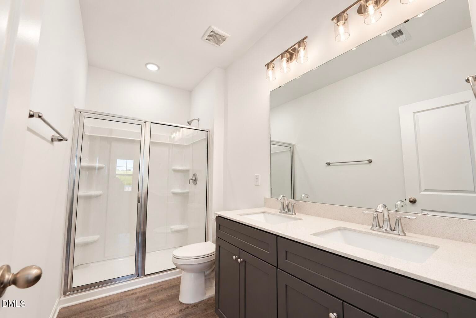 Guest Suite en-suite Bathroom - 6816 Steeplegate Drive 15, Burlington, NC 27215
