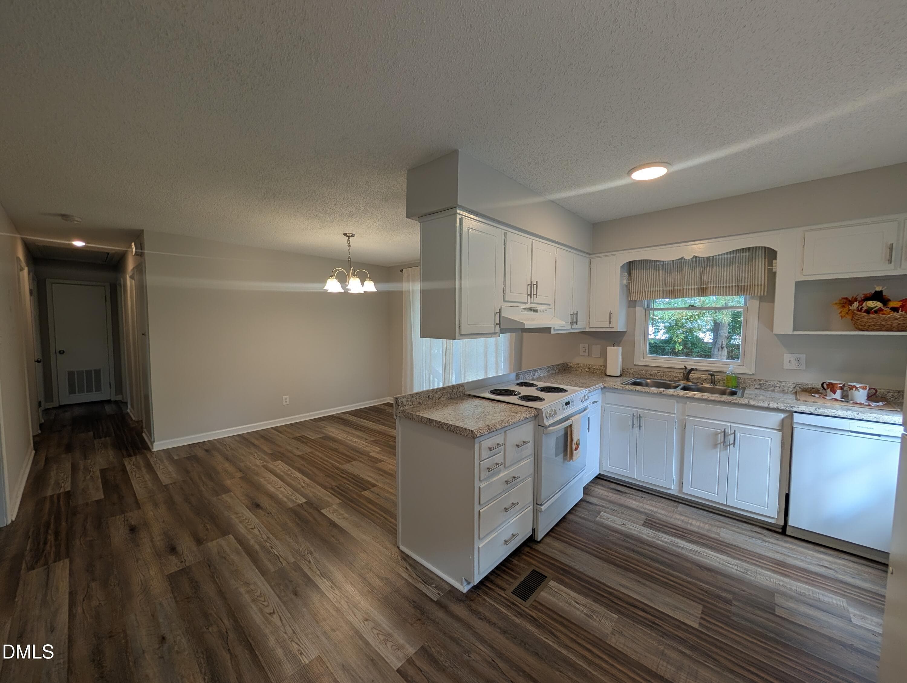 Kitchen - 904 N Lee Street, Zebulon, NC 27597