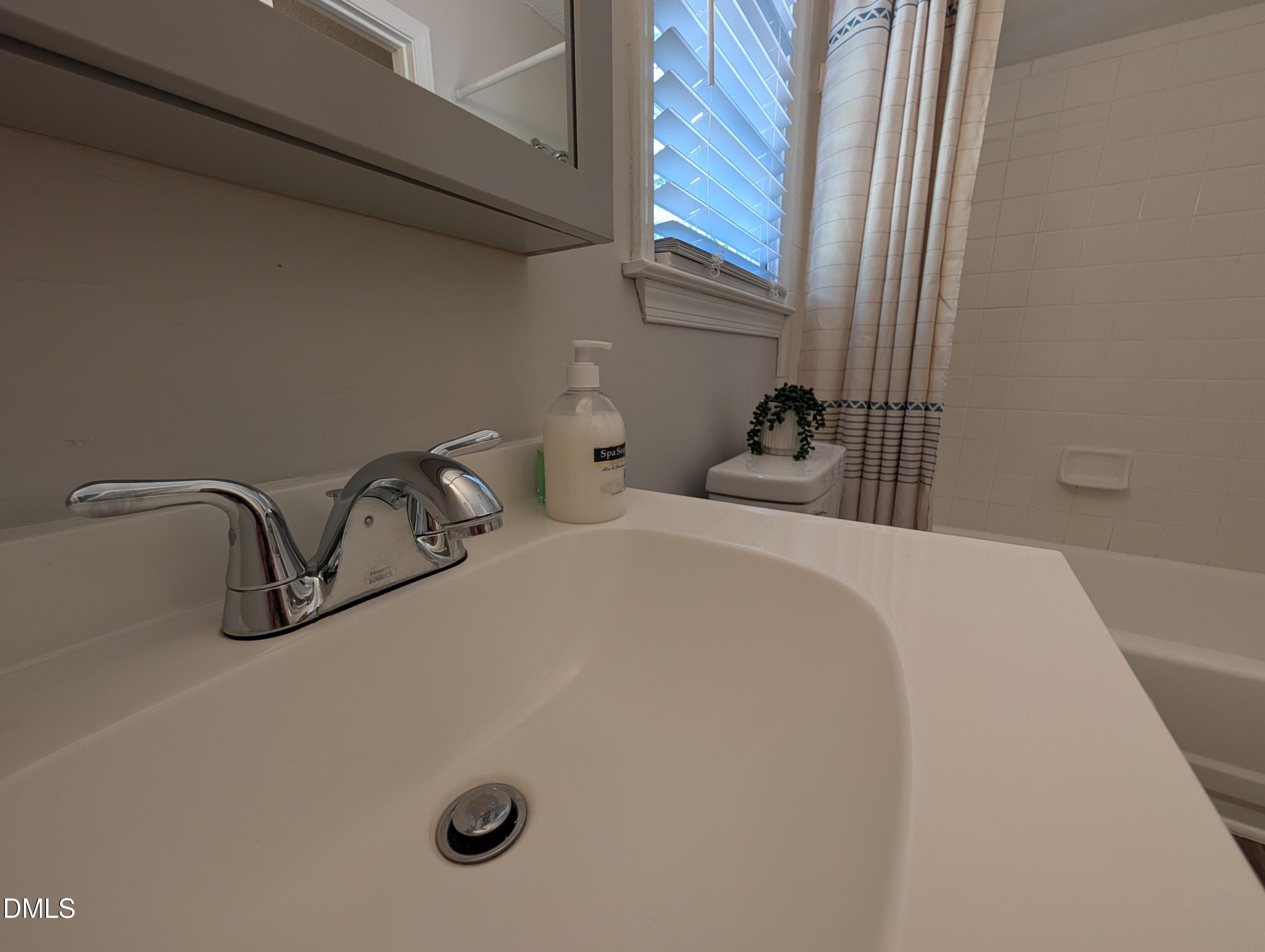 Full bath - 904 N Lee Street, Zebulon, NC 27597