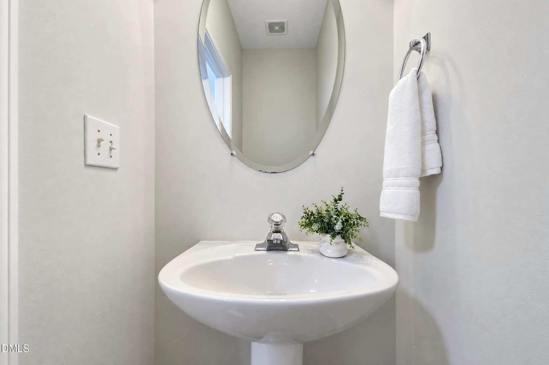 Powder room - 10804 Pendragon Place, Raleigh, NC 27614