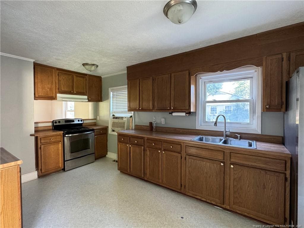 Photo 10 - 405 N Dickson Street, Raeford, NC 28376