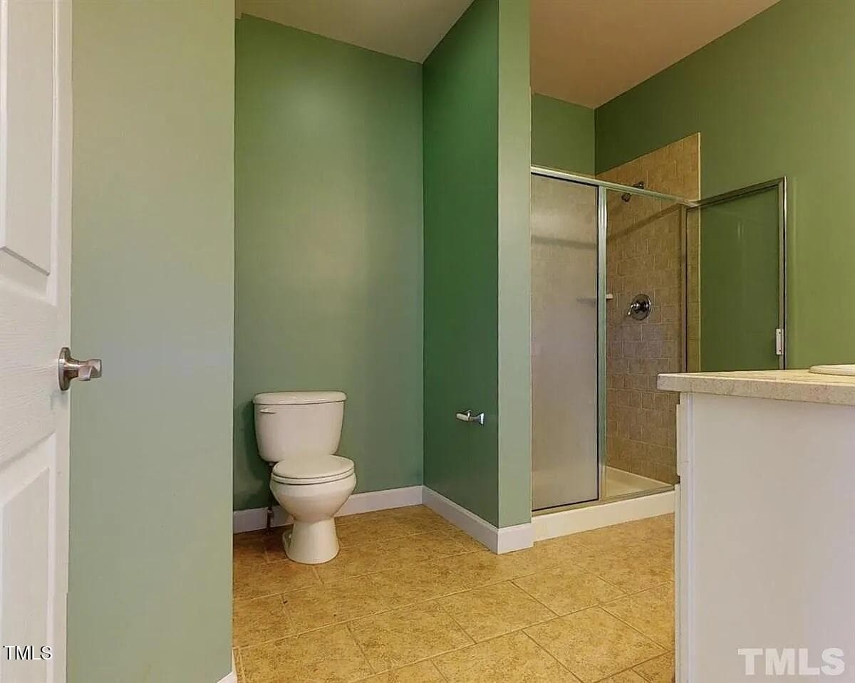 jbath01_2 - 100 Thornton Court H, Greensboro, NC 27407