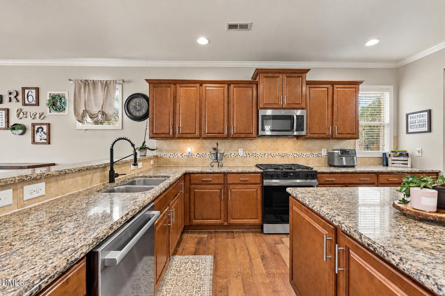 homes with gas range Clayton NC - 82 Heathwood Drive, Clayton, NC 27527, Clayton