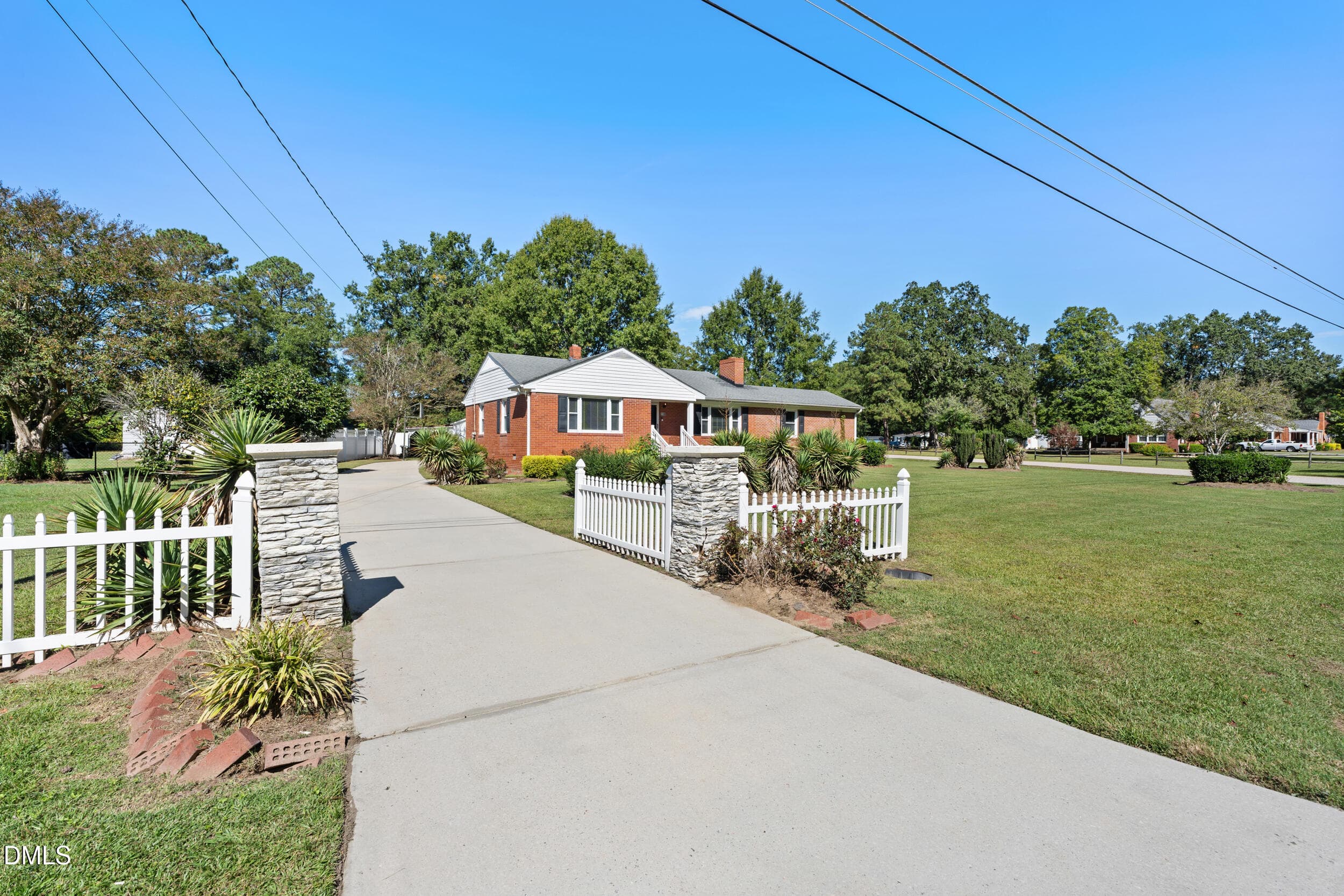 Driveway - 208 Old Post Road, Erwin, NC 28339, Erwin