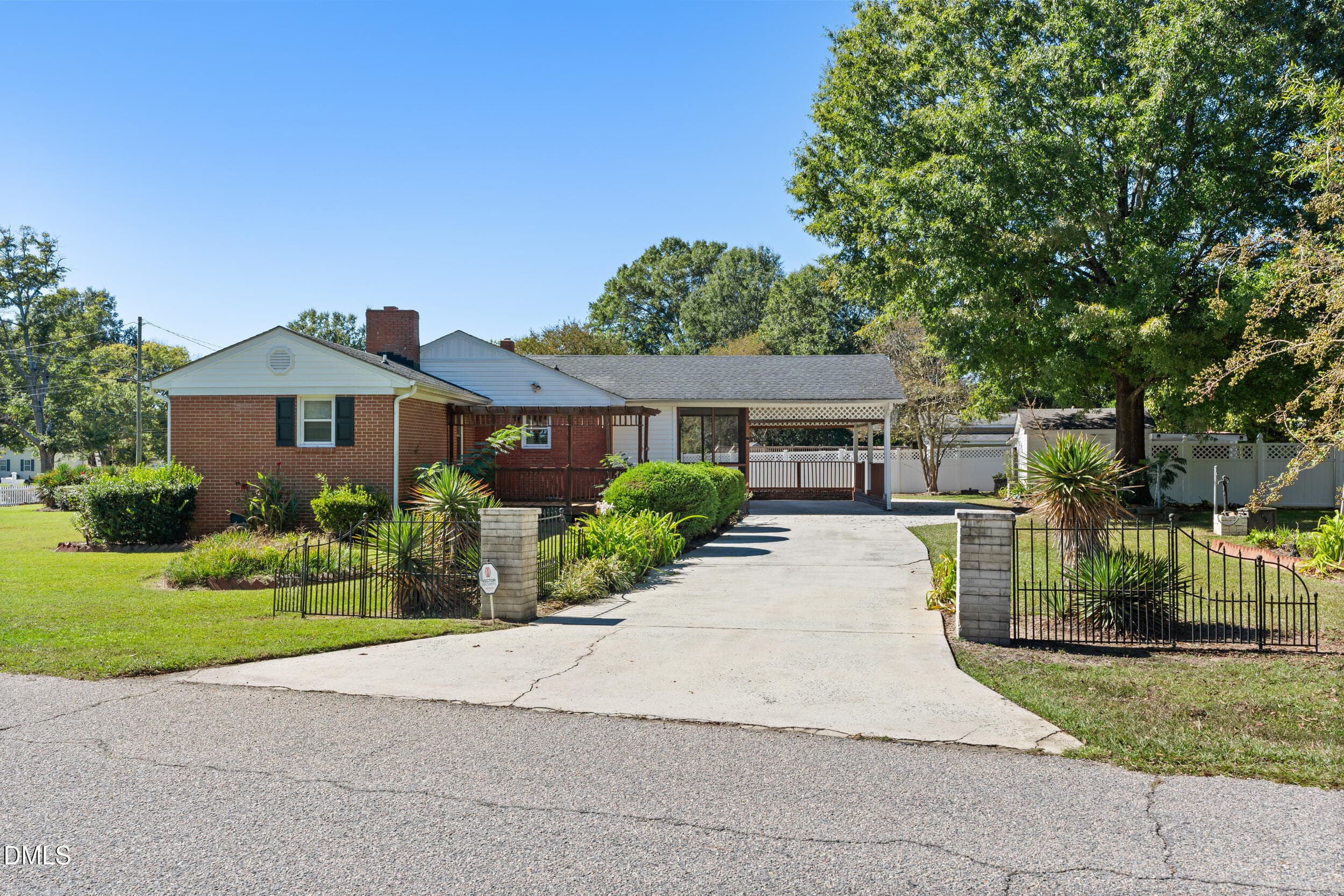 Driveway - 208 Old Post Road, Erwin, NC 28339, Erwin