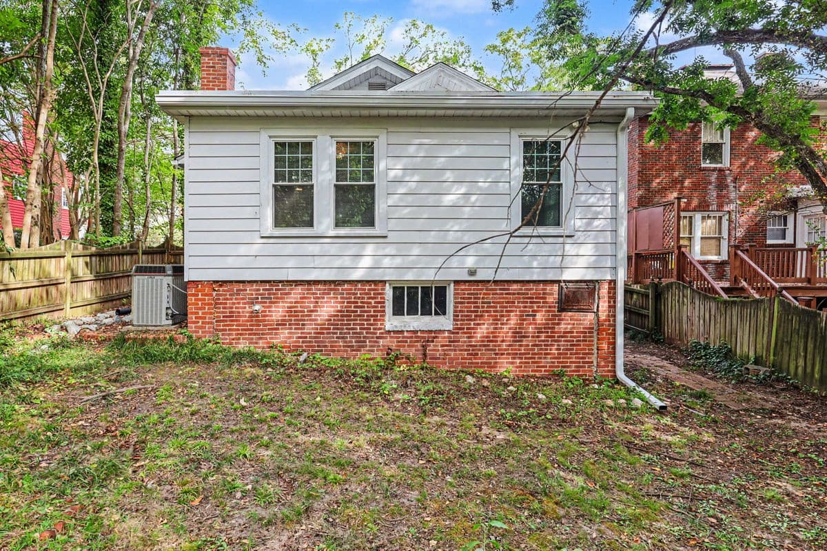 025_file_5206.jpg - 903 W Markham Avenue, Durham, NC 27701