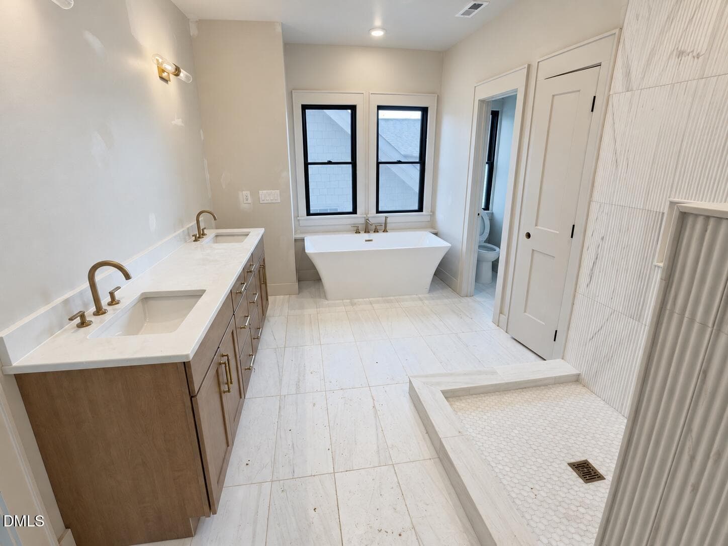 09-primary-bathroom - 631 Georgetown Road, Raleigh, NC 27608