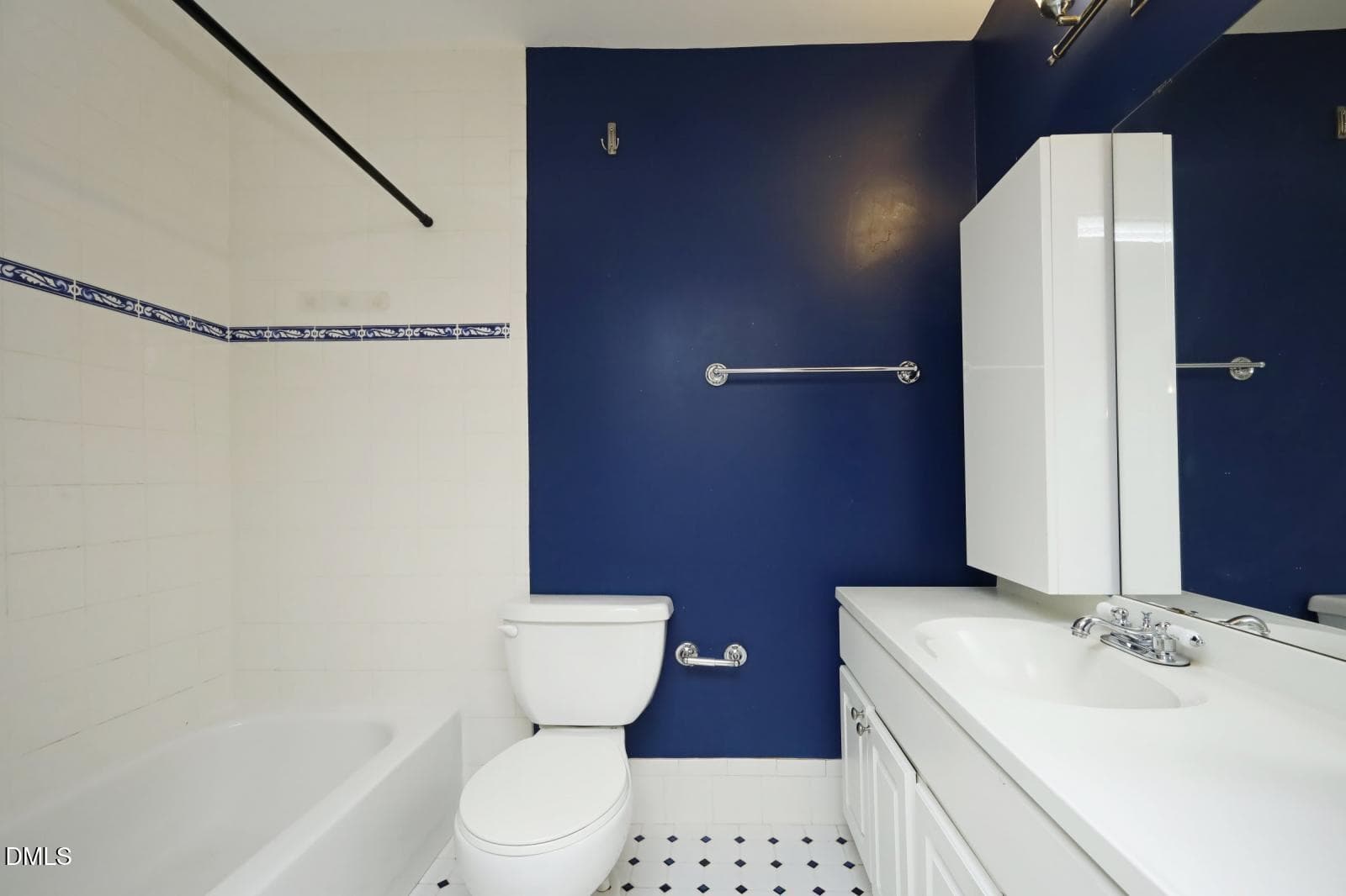 30Bath (1) - 708 1/2 Glenwood Avenue, Raleigh, NC 27605
