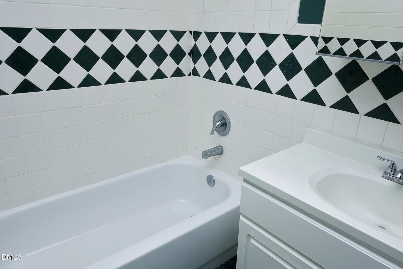 36BathDetail (1) - 708 1/2 Glenwood Avenue, Raleigh, NC 27605