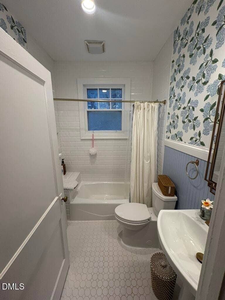 holden bath 3 - 504 Holden Street, Raleigh, NC 27604