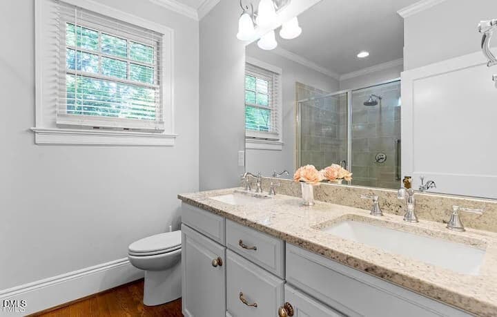 holden bath 4 - 504 Holden Street, Raleigh, NC 27604