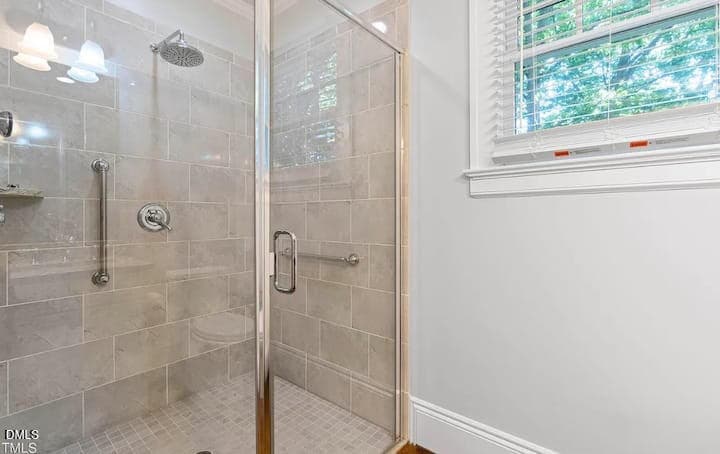 holden bath 5 - 504 Holden Street, Raleigh, NC 27604