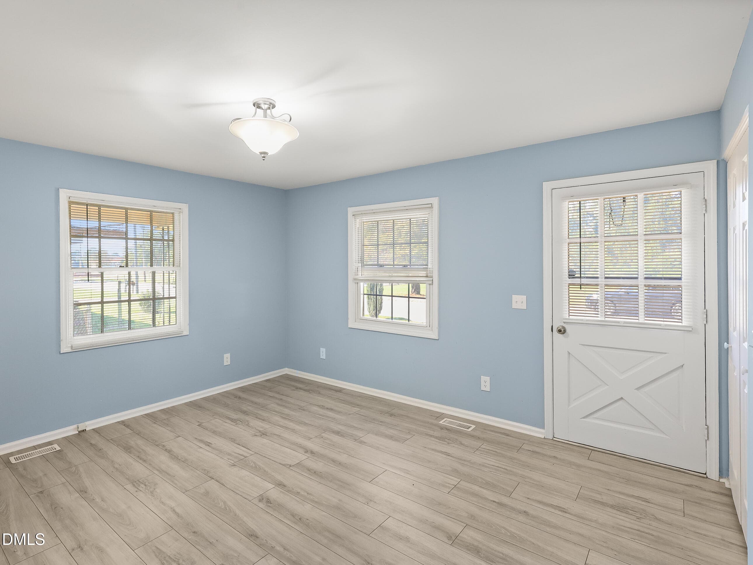 004_817_S_BRAKE_LIVING_RM - 817 S Brake Street, Nashville, NC 27856