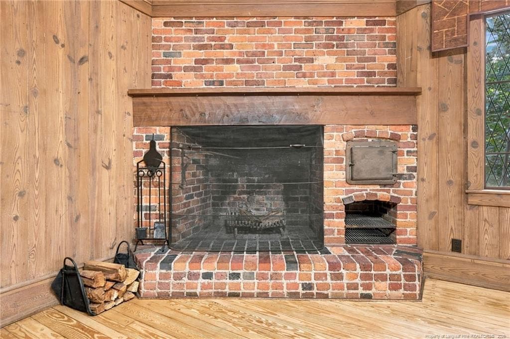 Wood burning fireplace with brick oven - 1013 Riverside Boulevard, Lumberton, NC 28358