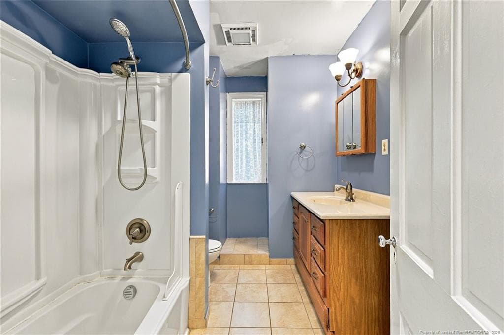 Hall bathroom - 1013 Riverside Boulevard, Lumberton, NC 28358