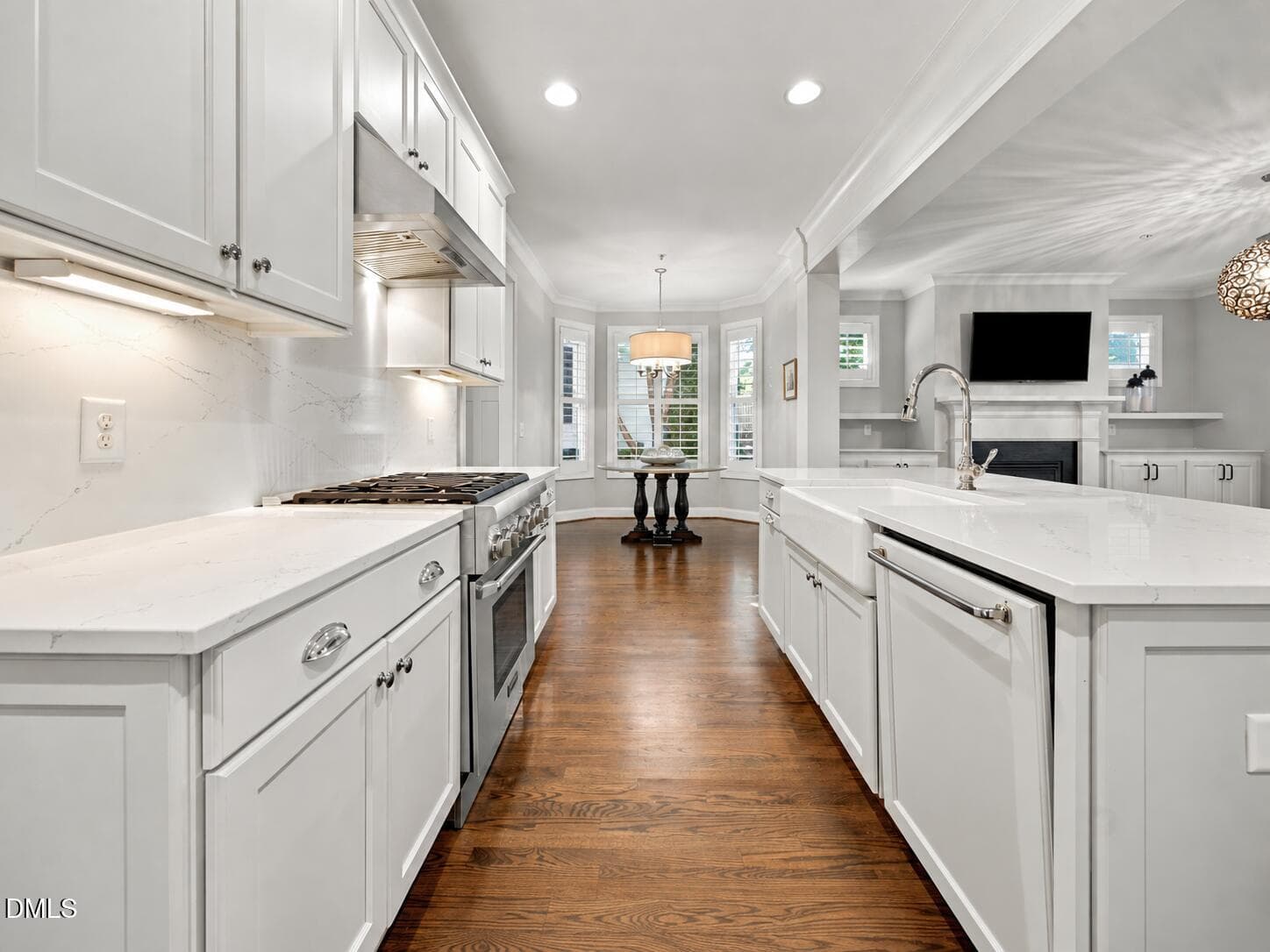 Elegant Open-Concept Kitchen and Living - 2741 Oberlin Road 101, Raleigh, NC 27608