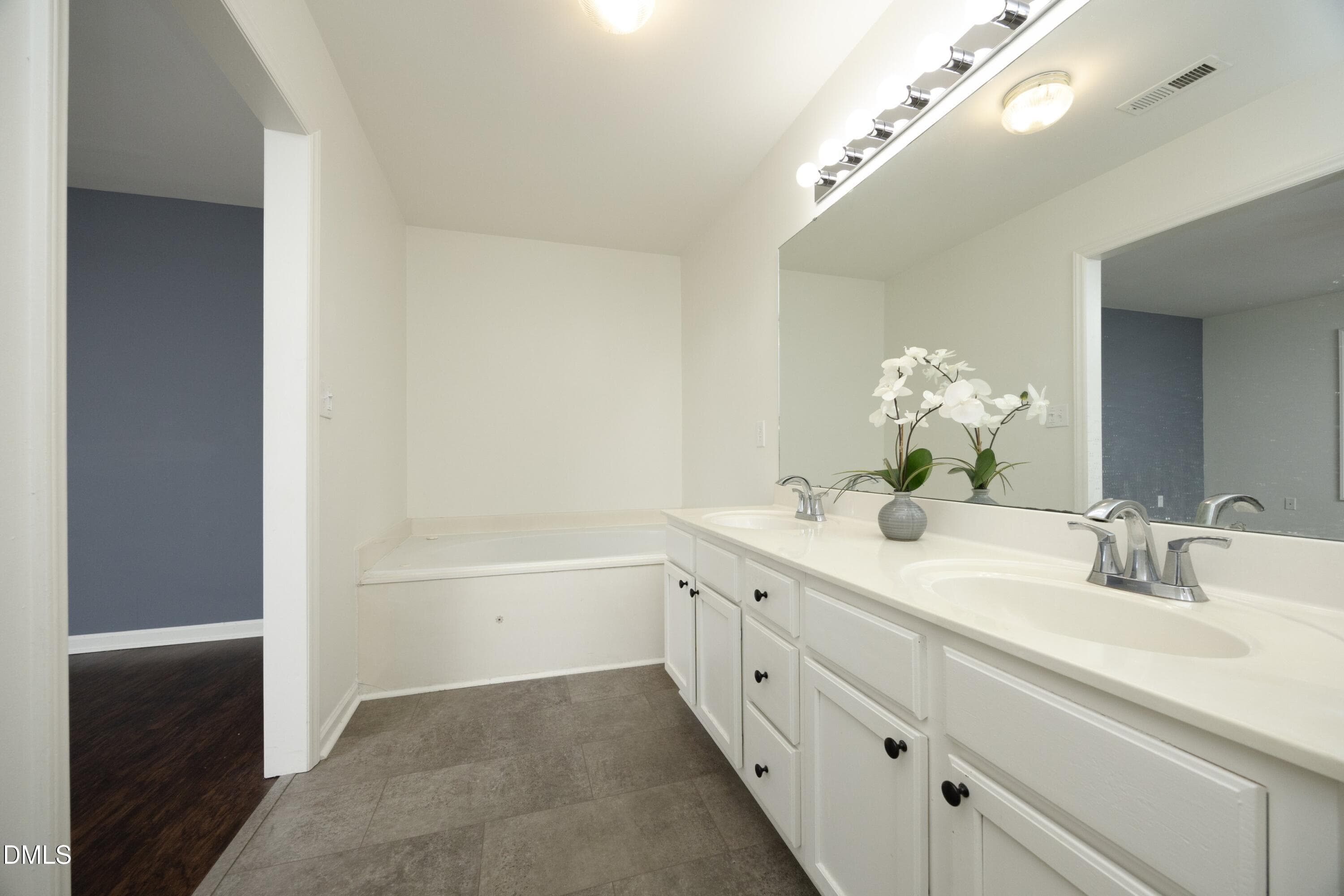 18PrimaryBath - 521 Renshaw Court, Cary, NC 27518