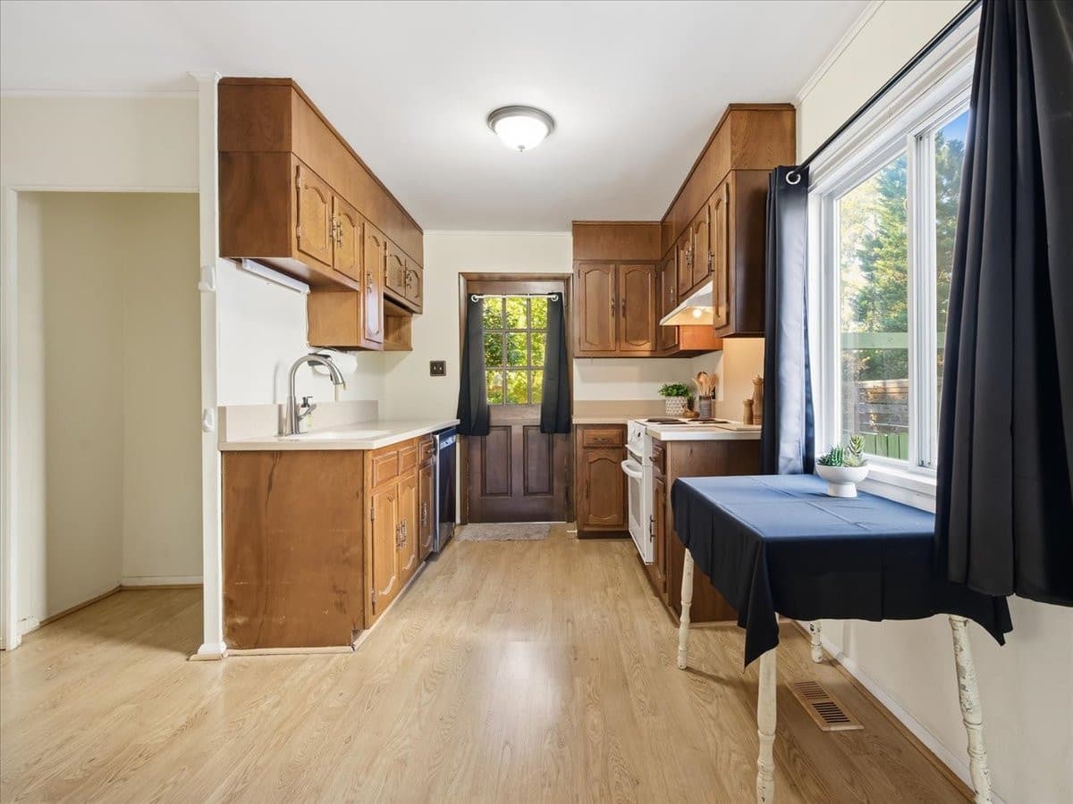 15-Eat in Kitchen.jpg - 1313 Wake Forest Road, Raleigh, NC 27604