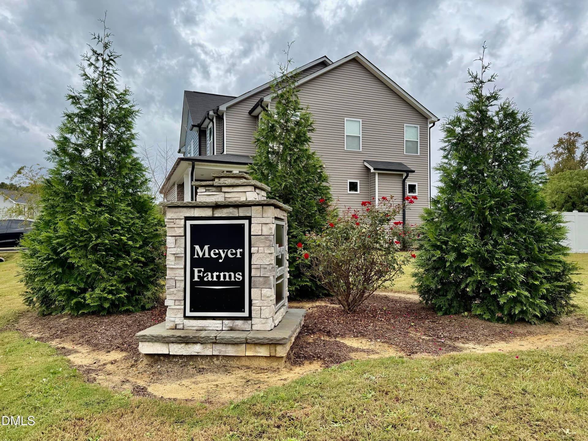 Entrance Monument - 453 Queenstown Drive, Princeton, NC 27569