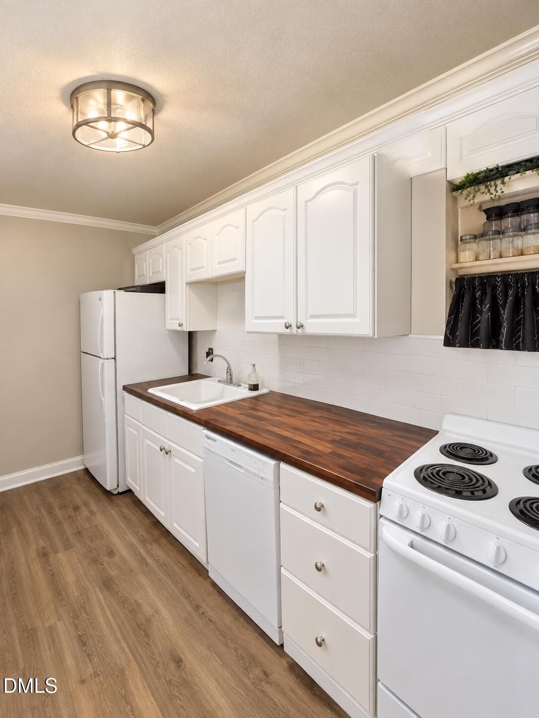 Bright Traditional Galley Kitchen - 827 Daniels Street D, Raleigh, NC 27605