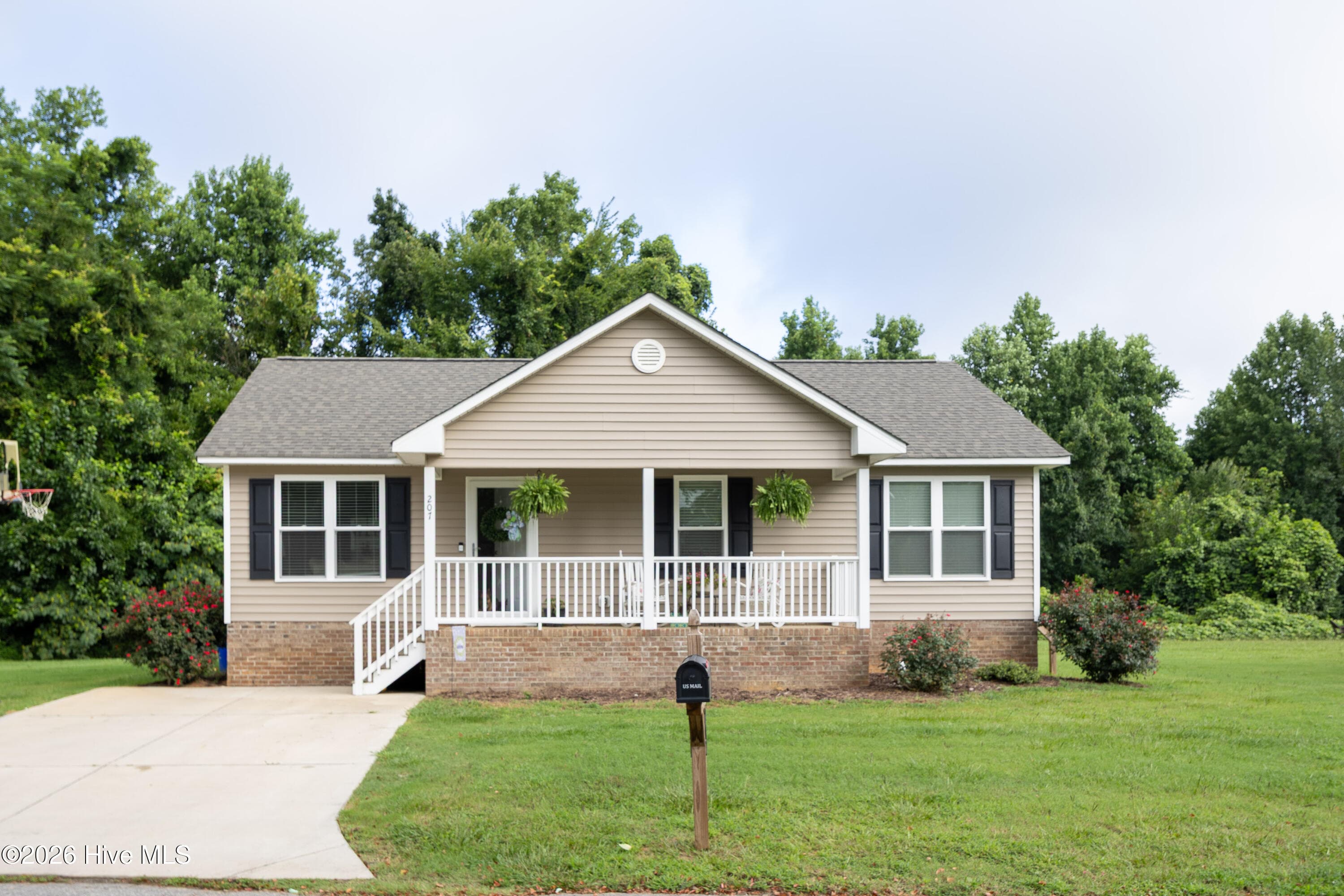 Single Family Residence at 207 Dixie Circle, Clinton, NC 28328, photo 2 of 31