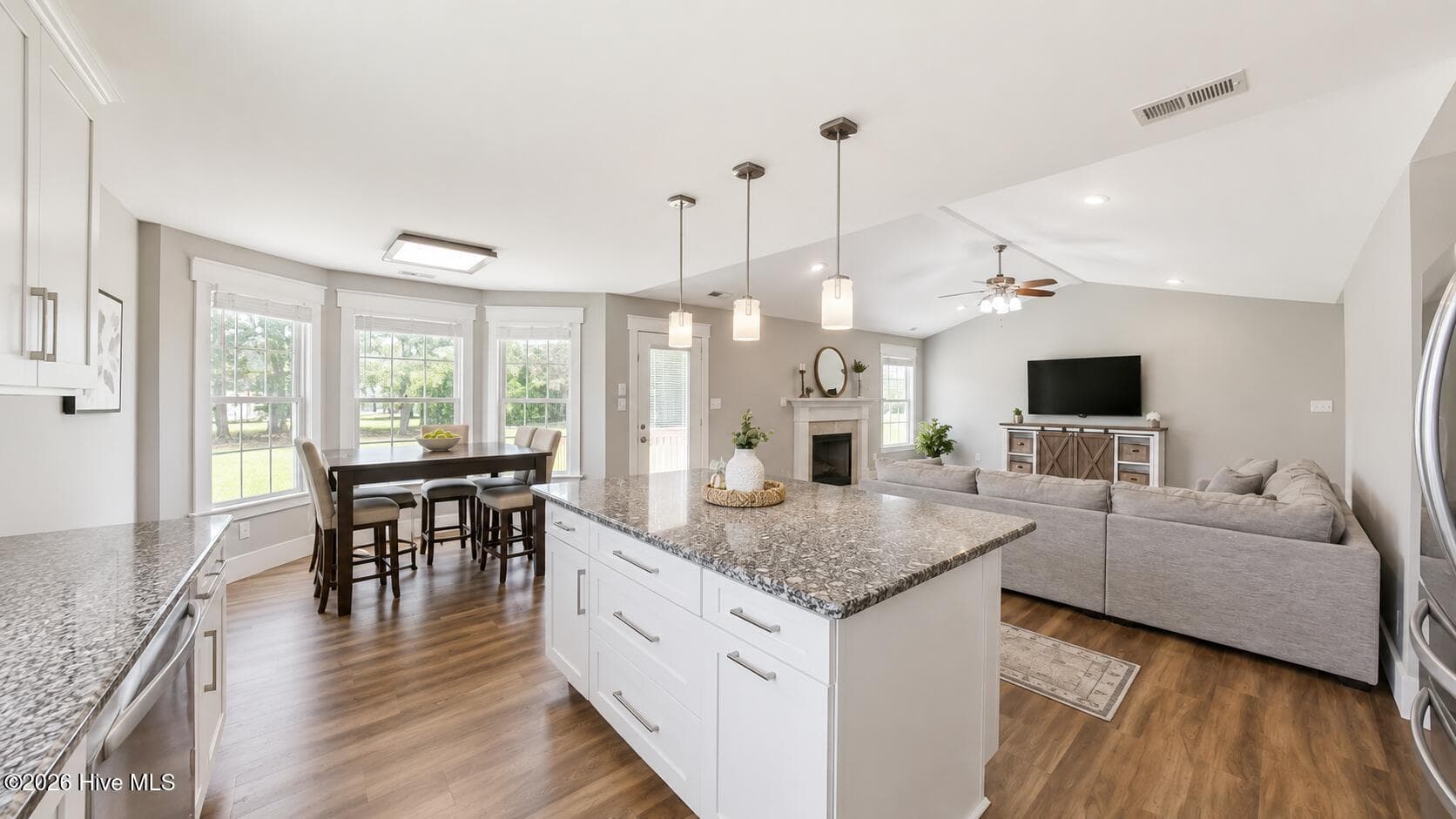 Single Family Residence at 1129 Coral Reef Drive, New Bern, NC 28560, photo 4 of 68