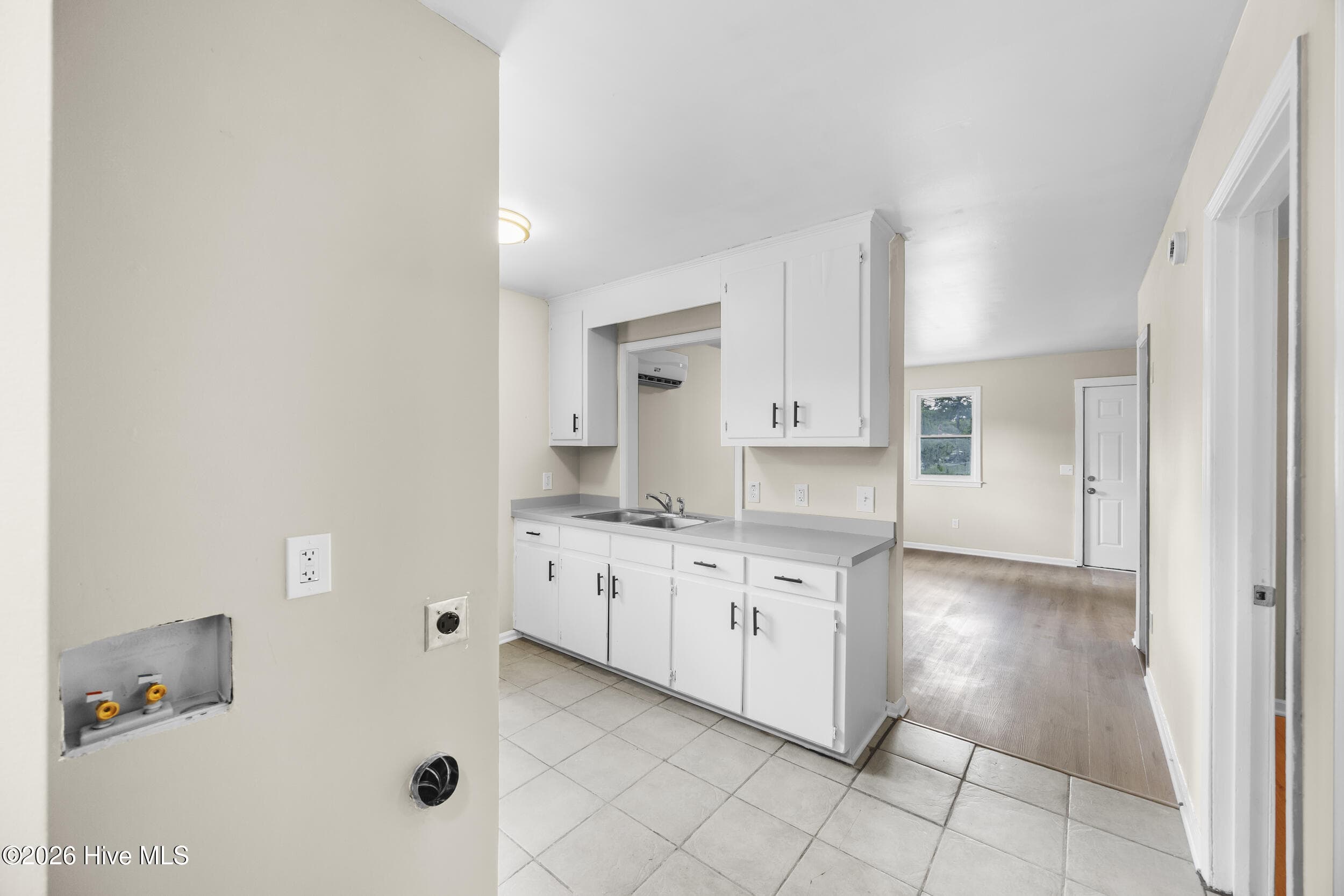 Single Family Residence at 521 Swann Street, Wilmington, NC 28401, photo 9 of 36