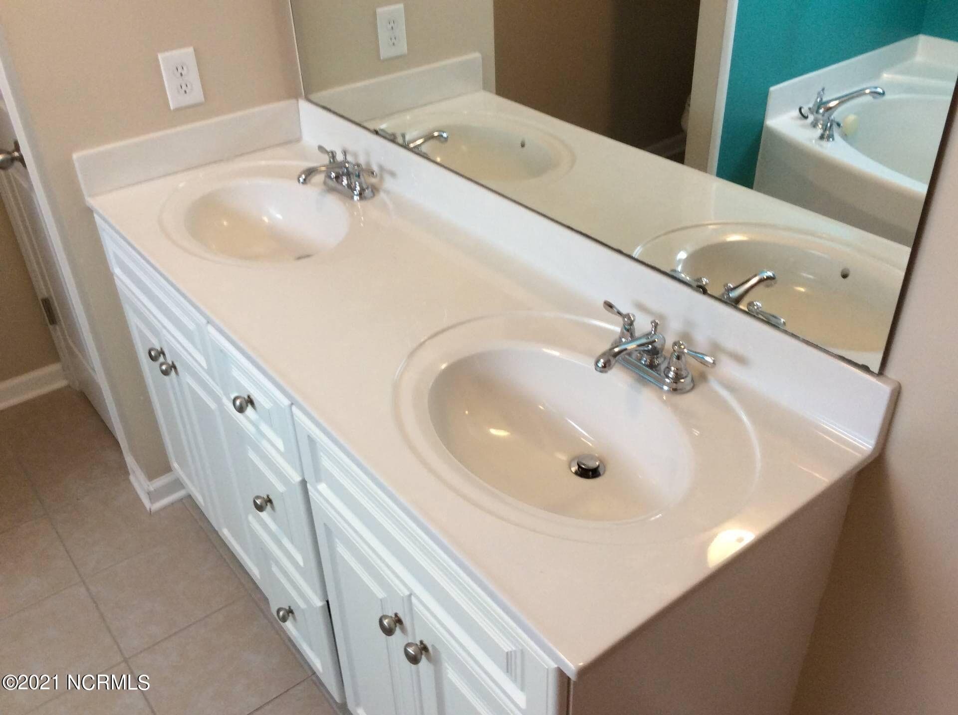Single Family Residence at 105 Lakeside Green Drive, New Bern, NC 28560, photo 24 of 32