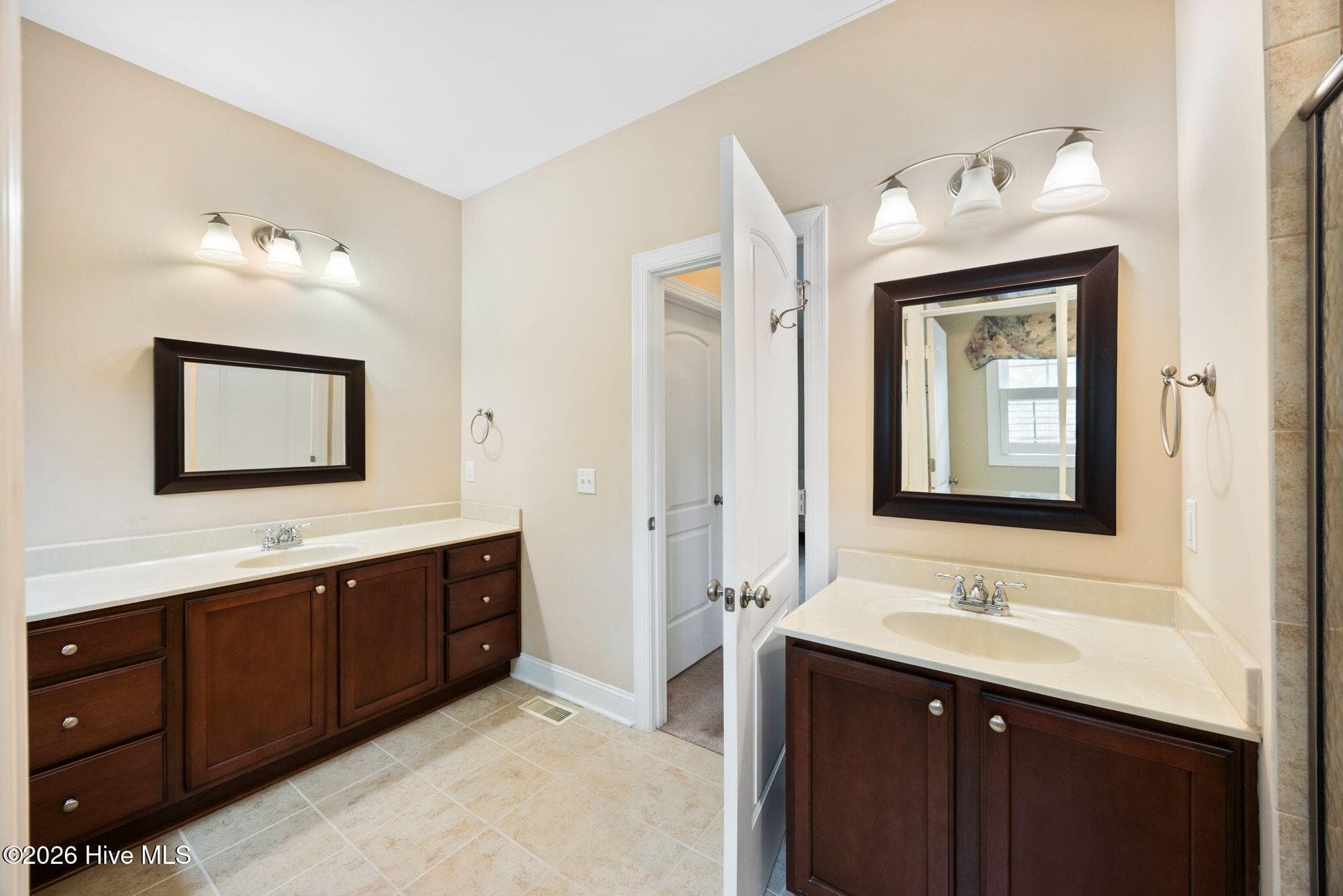 Seperate sinks for convenience. - 1620 Golfers Ridge Drive SE, Bolivia, NC 28422