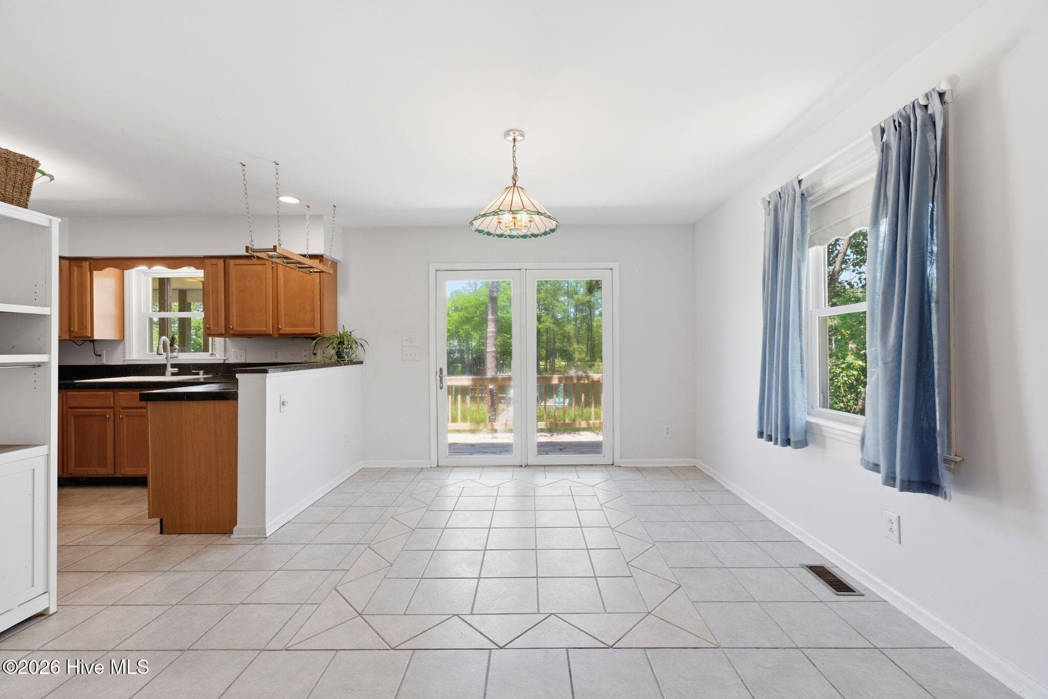 Single Family Residence at 913 Hearthside Court, New Bern, NC 28560, photo 13 of 49