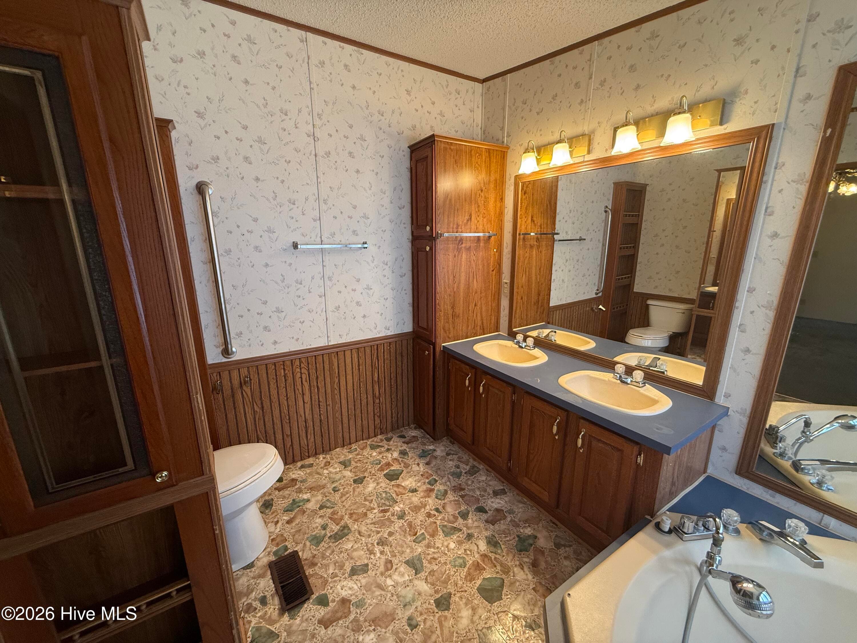 Manufactured Home at 9534 Us Highway 701 Highway, Elizabethtown, NC 28337, photo 11 of 19