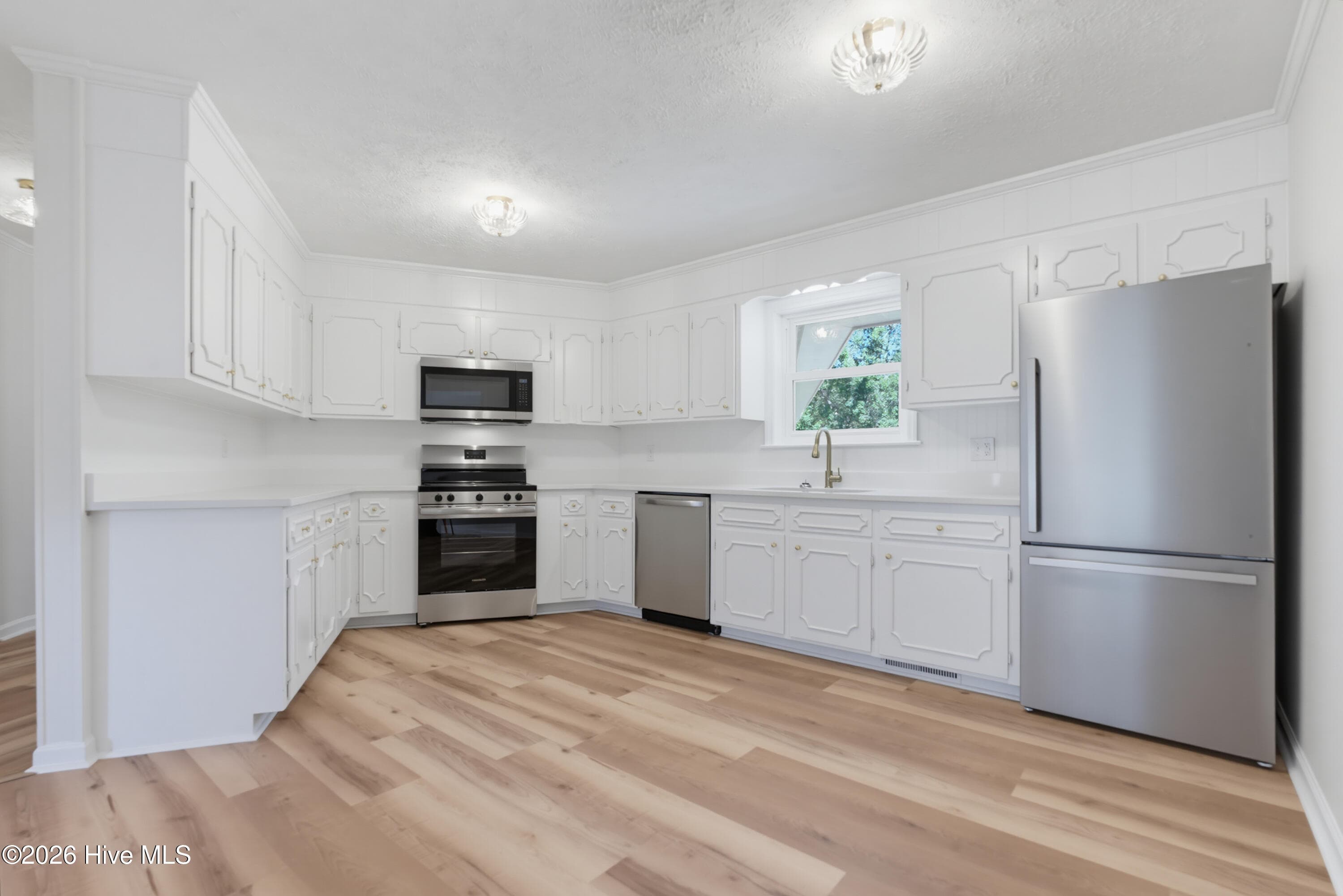 Quartz Countertops, New Stainless Appliances! Gold accents! - 4635 Hallsboro Road N, Clarkton, NC 28433