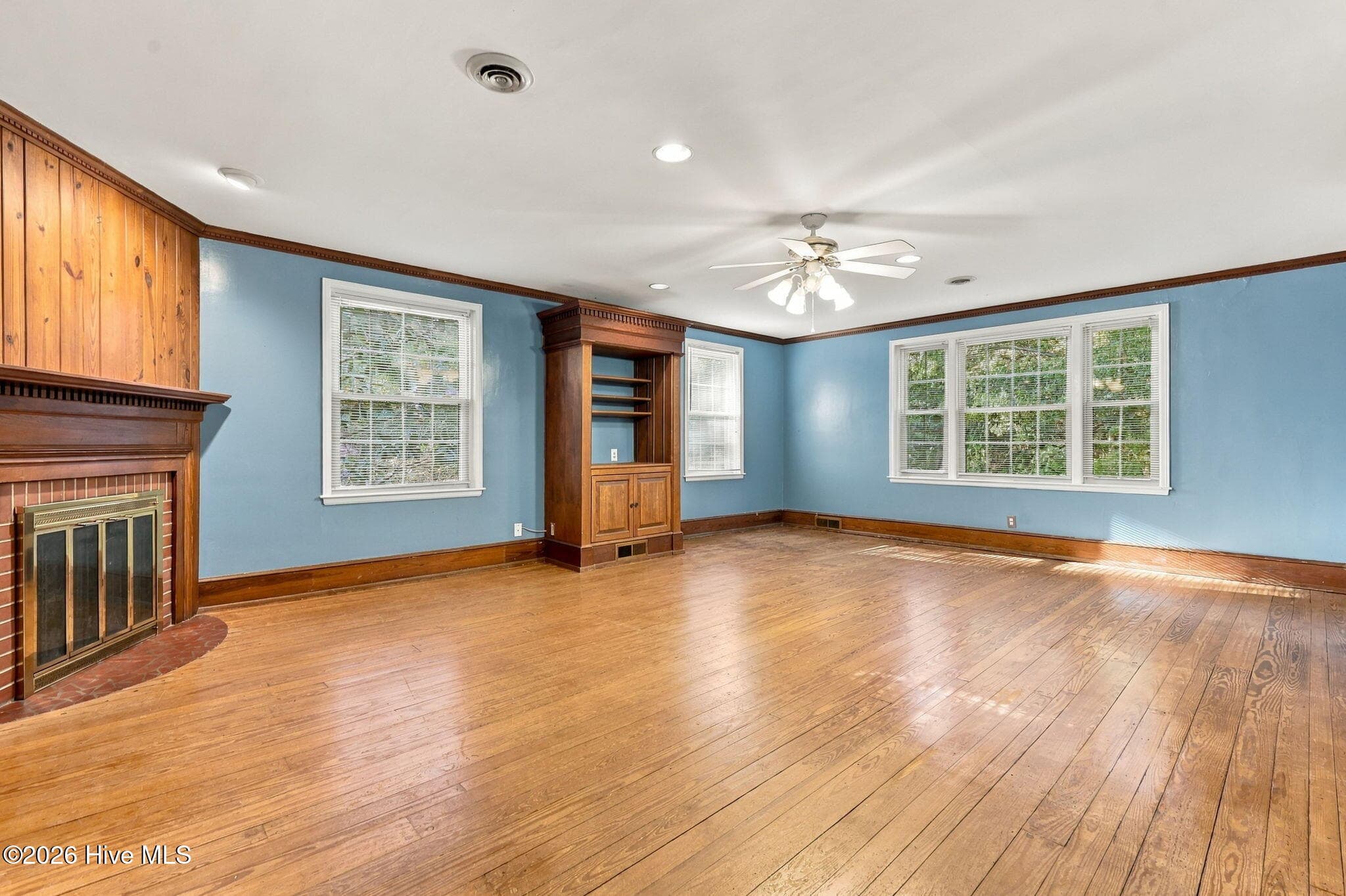 18x23 Primary Bedroom with wood burning fireplace - 1013 Riverside Boulevard, Lumberton, NC 28358