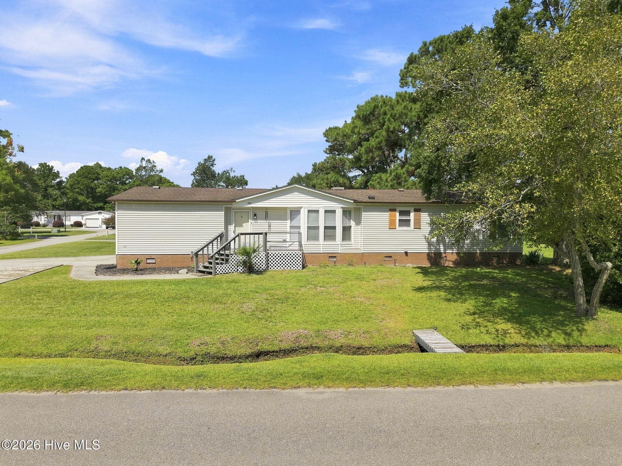 Manufactured Home at 900 Lighthouse Court, Hampstead, NC 28443, photo 3 of 44