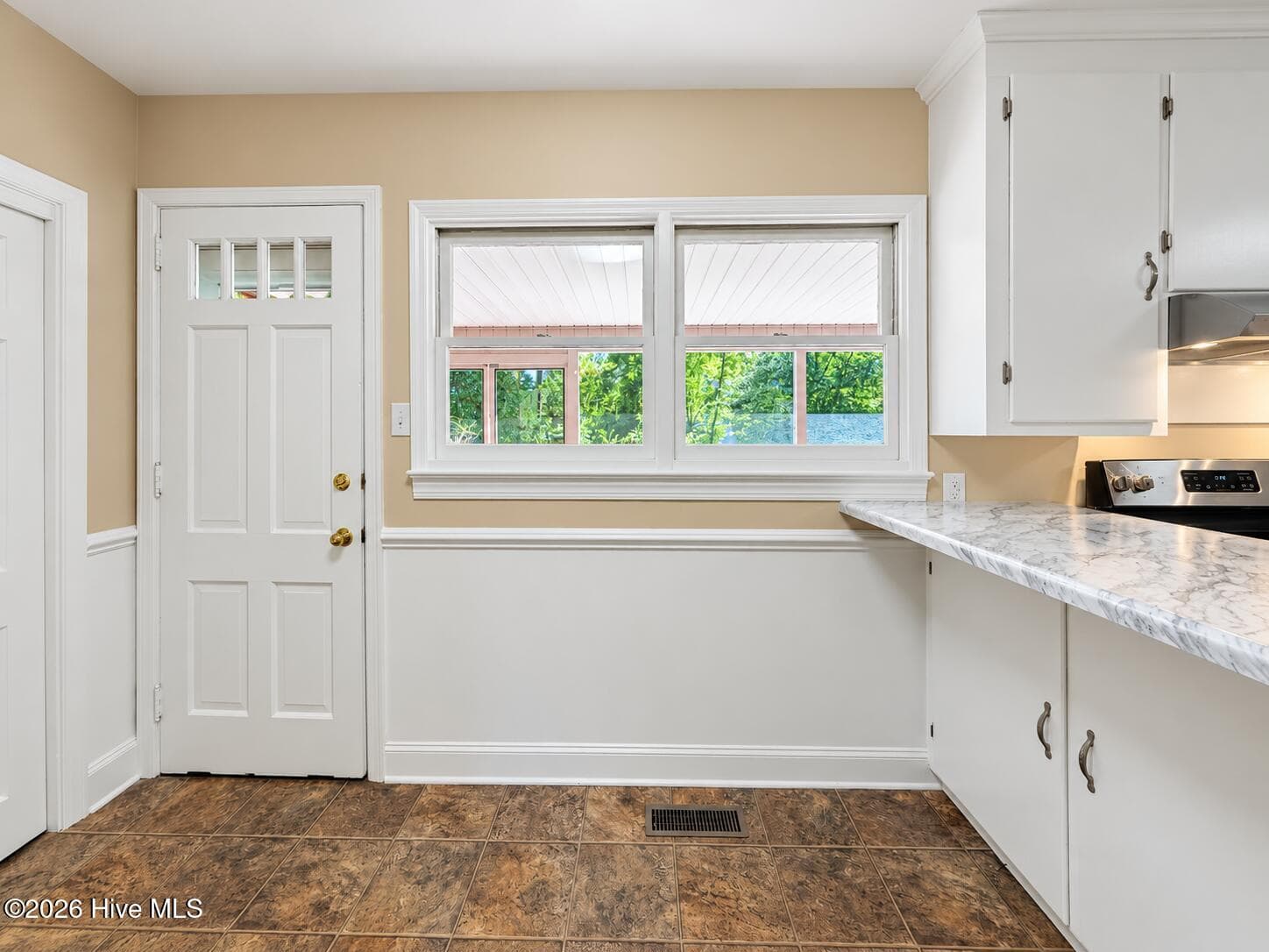 Single Family Residence at 320 Northern Boulevard, Wilmington, NC 28401, photo 25 of 159