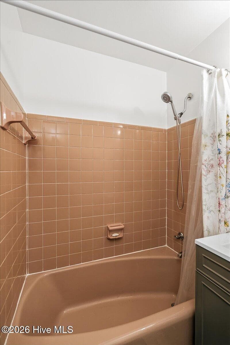 Large soaker tub - 1912 Coulter Drive, North Augusta, SC 29841