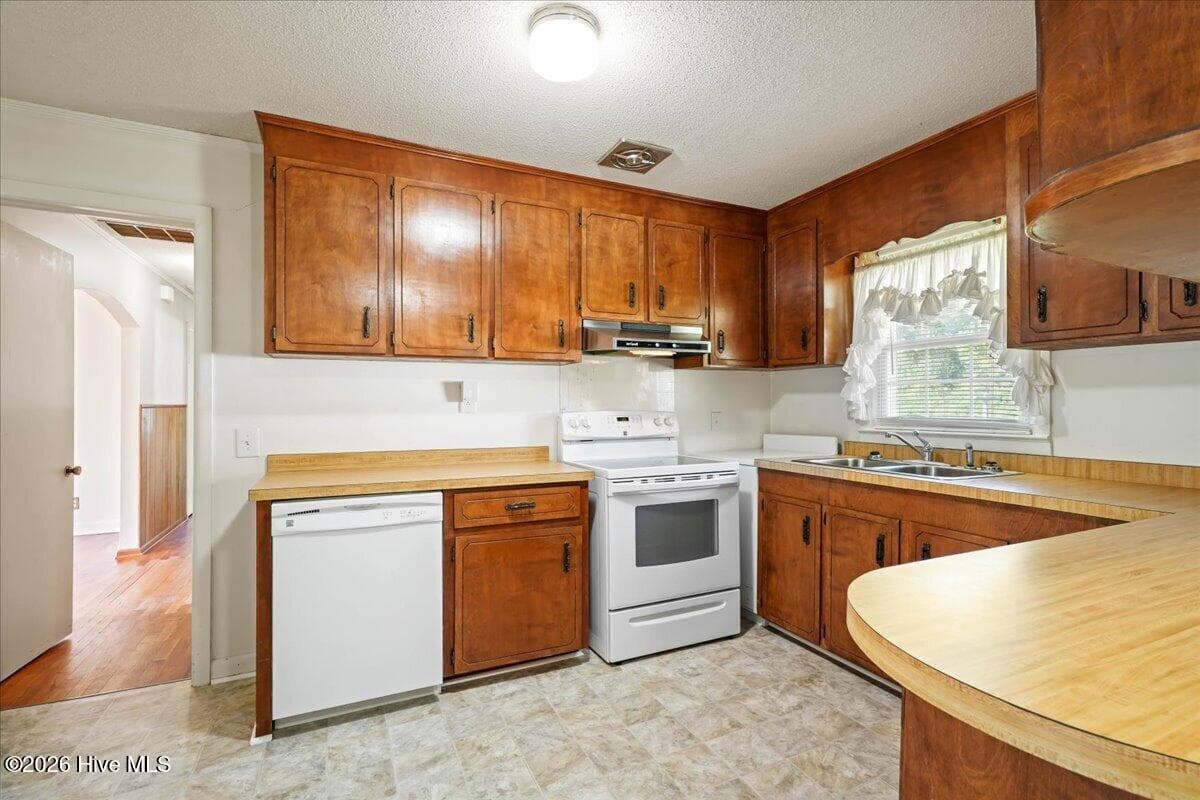 Single Family Residence at 606 Darden Drive, Kinston, NC 28504, photo 19 of 33