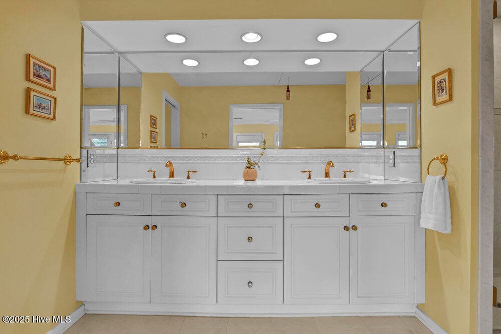 Single Family Residence at 945 Radnor Road, Wilmington, NC 28409, photo 3 of 5