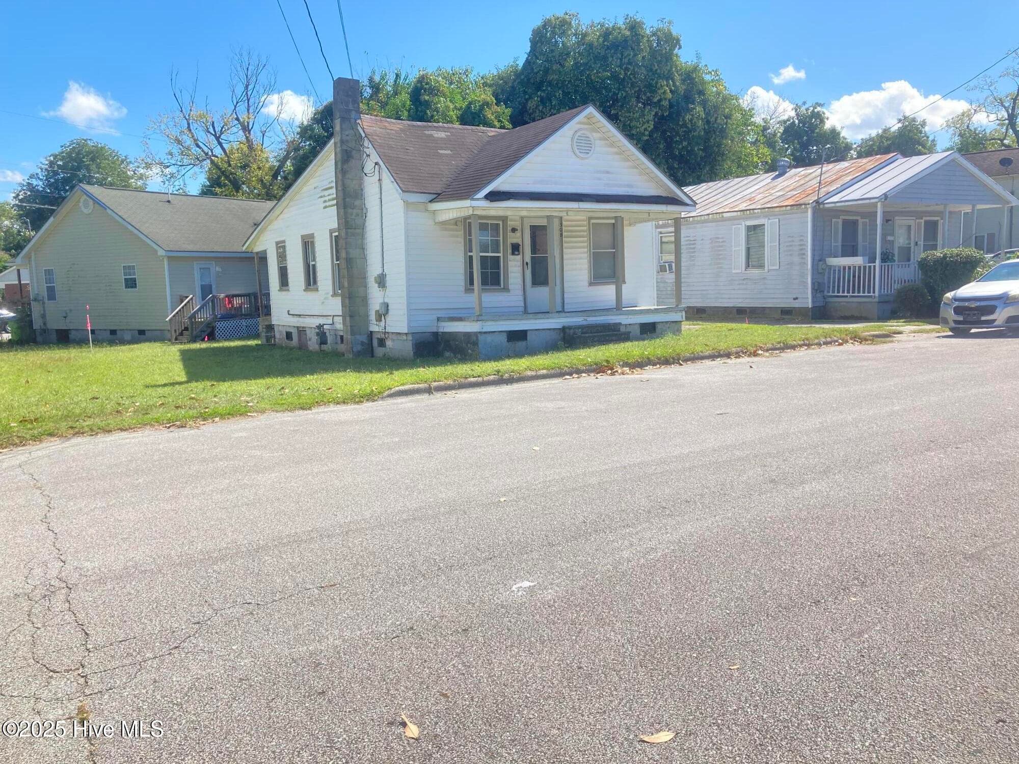 Single Family Residence at 308 Jones Street, New Bern, NC 28562, photo 5 of 10