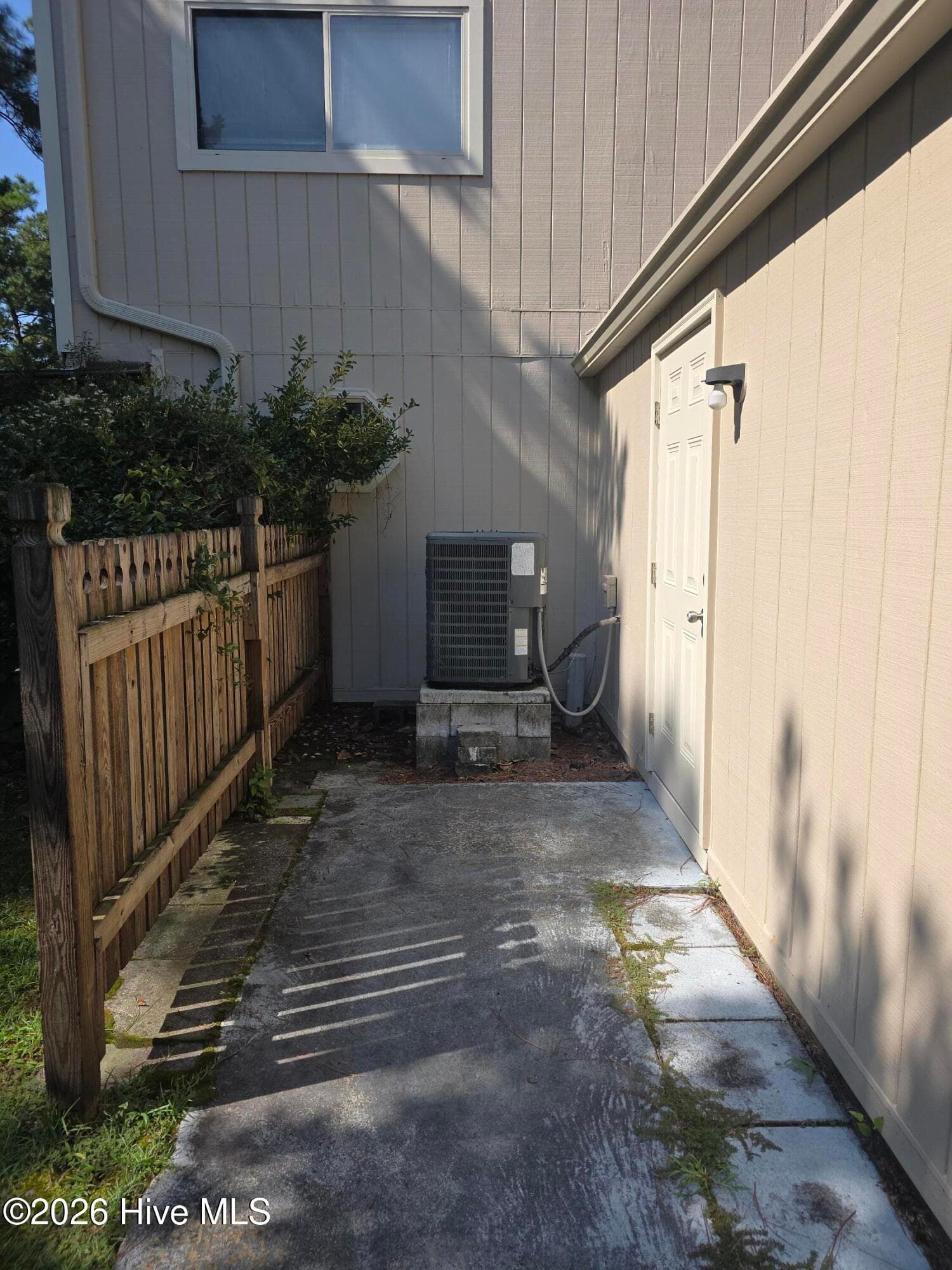 Townhouse at 114 Quarterdeck, New Bern, NC 28562, photo 31 of 33