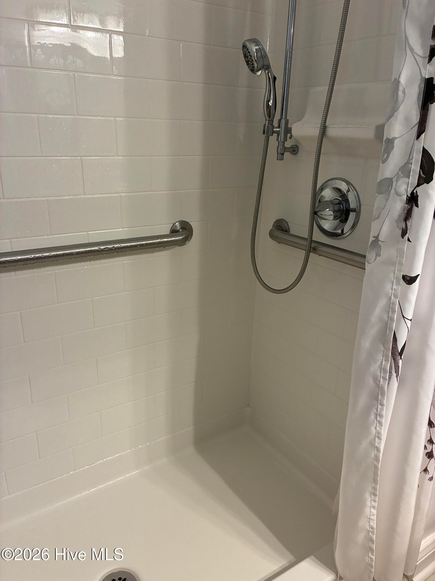 Walk In Shower - 403 E Tennessee Avenue, Bessemer City, NC 28016, Bessemer City