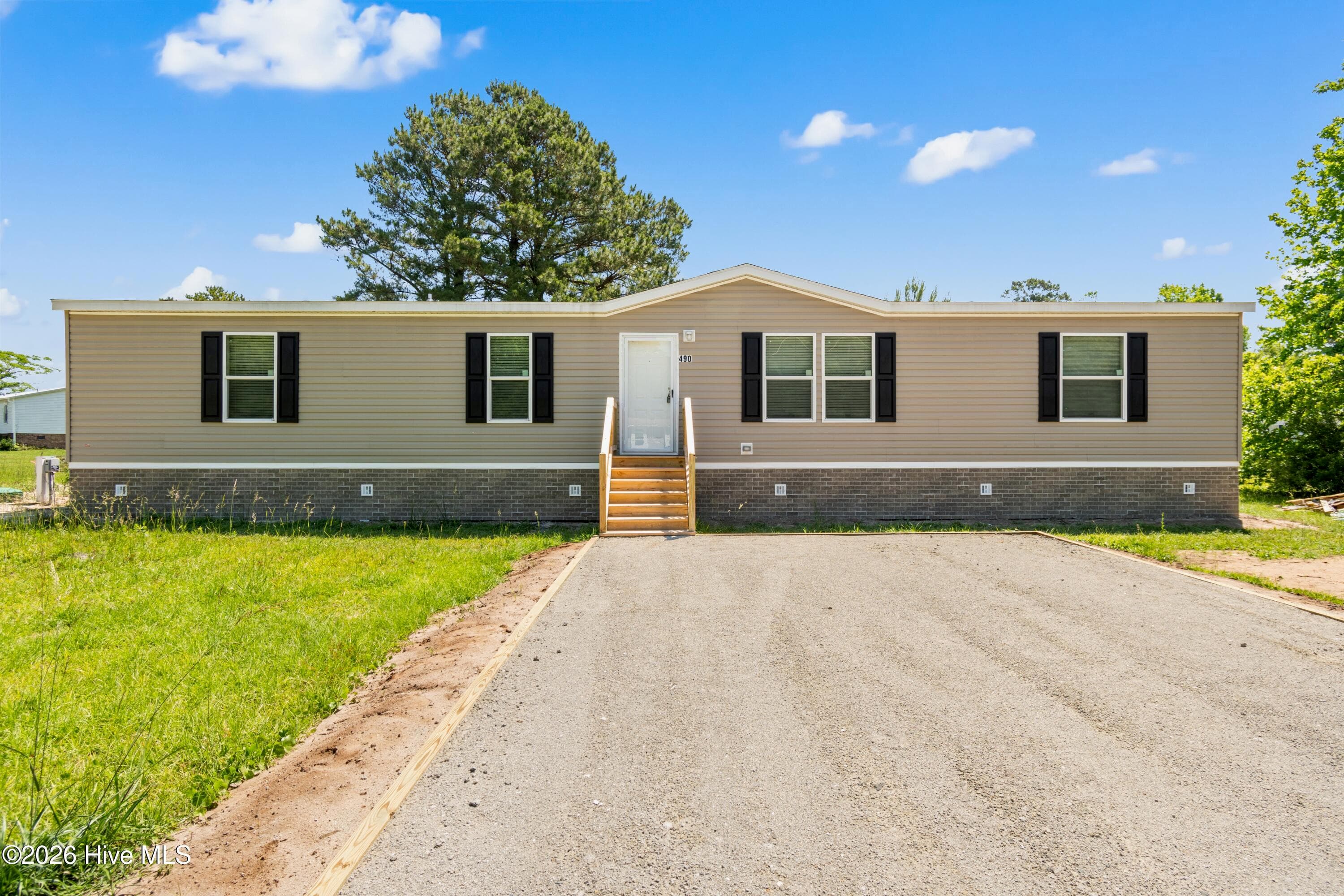 Manufactured Home at 490 Orchard Lane SE, Bolivia, NC 28422, photo 2 of 28
